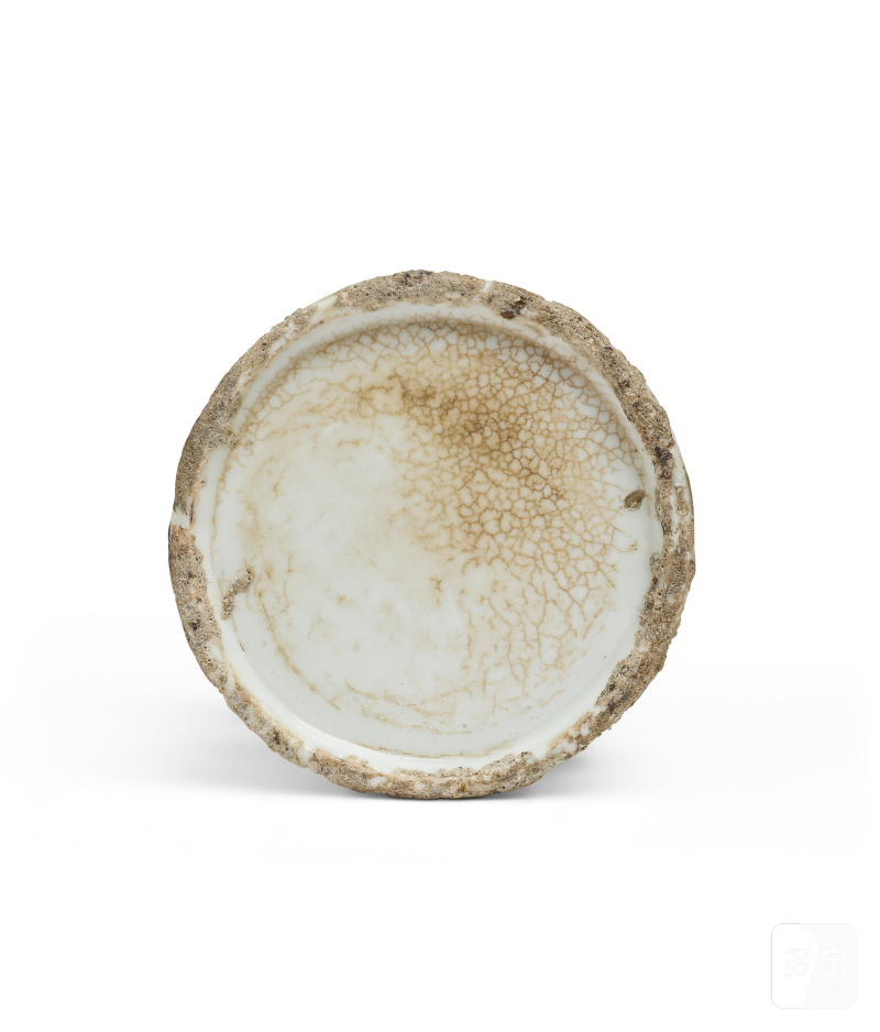 AN IRON-DECORATED WHITE-GLAZED OPENWORK BRUSH POT  KOREA, JOSEON DYNASTY, 19TH CENTURY - 图4